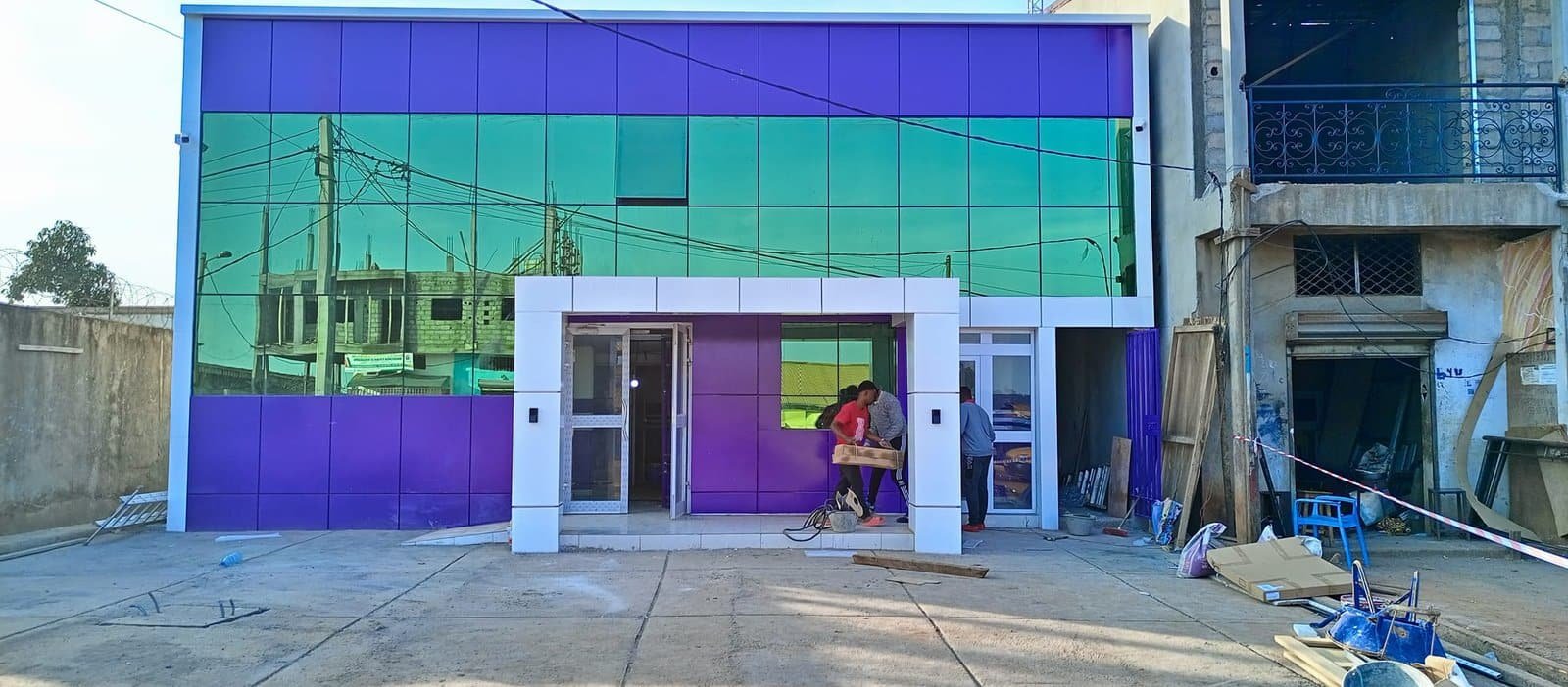 Façade de l’agence CCA Bank pendant les travaux, bardage violet et vitrage