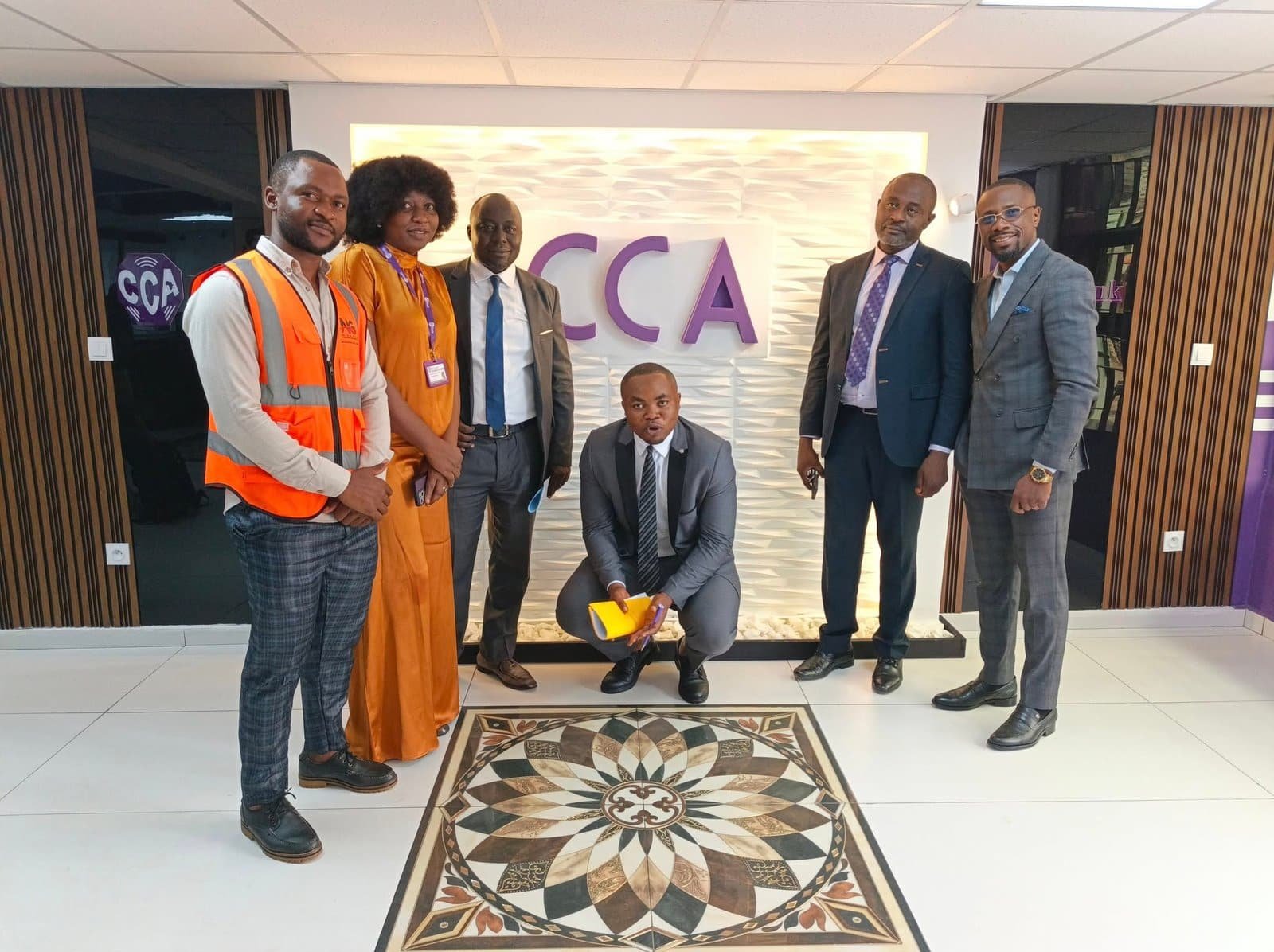 L’équipe NG Design et son client devant l’agence CCA Bank livrée à Douala