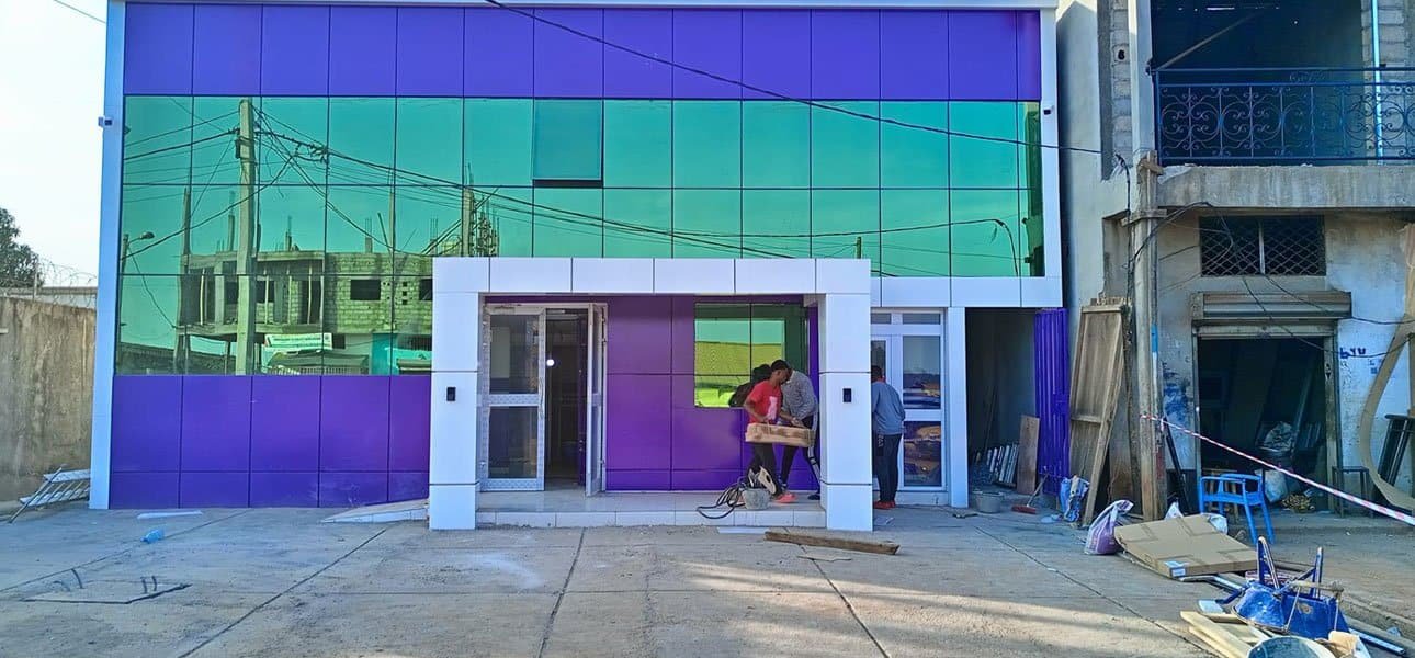 Façade de l’agence CCA Bank en fin de chantier, vue de la rue