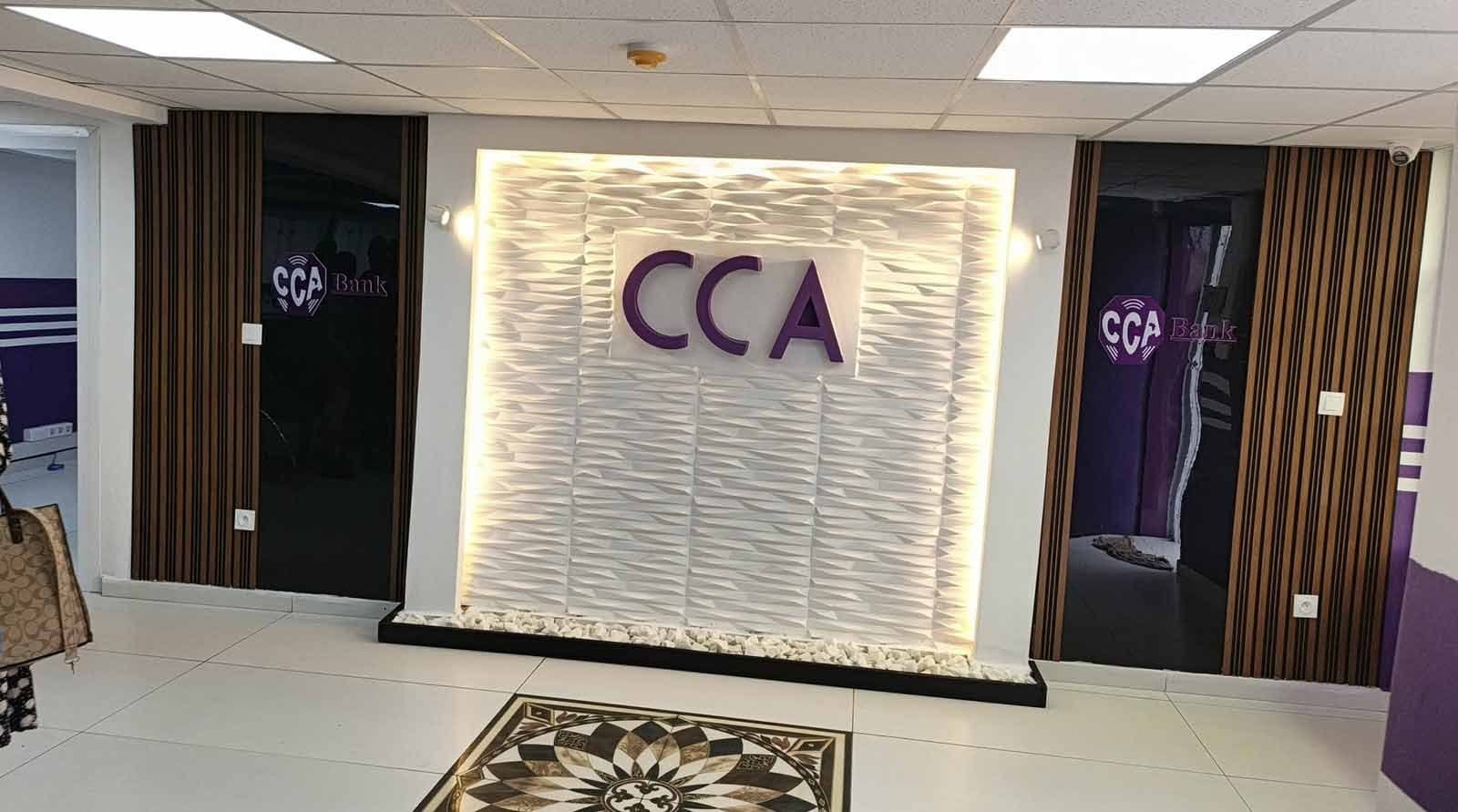 Vue d’ensemble du hall : mur au logo CCA encadré de deux portes vitrées