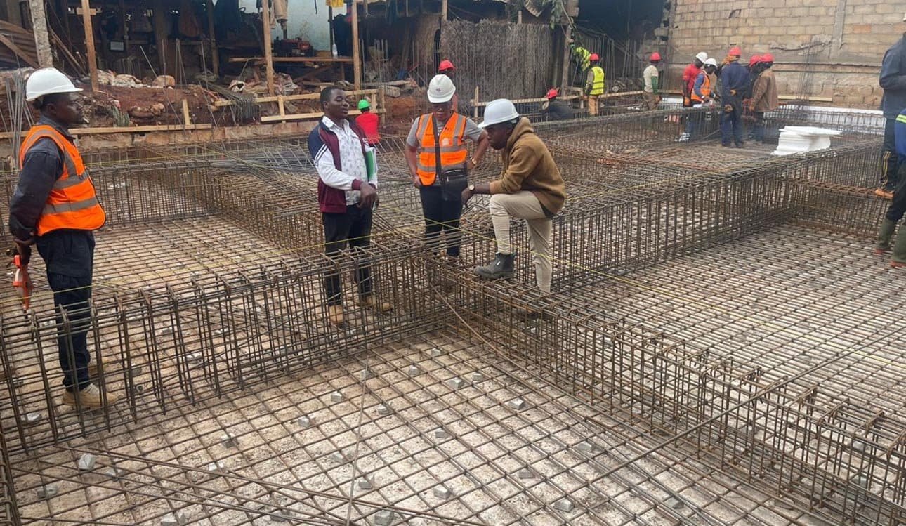 Ingénieurs NG Design sur le ferraillage des fondations d’un chantier à Douala