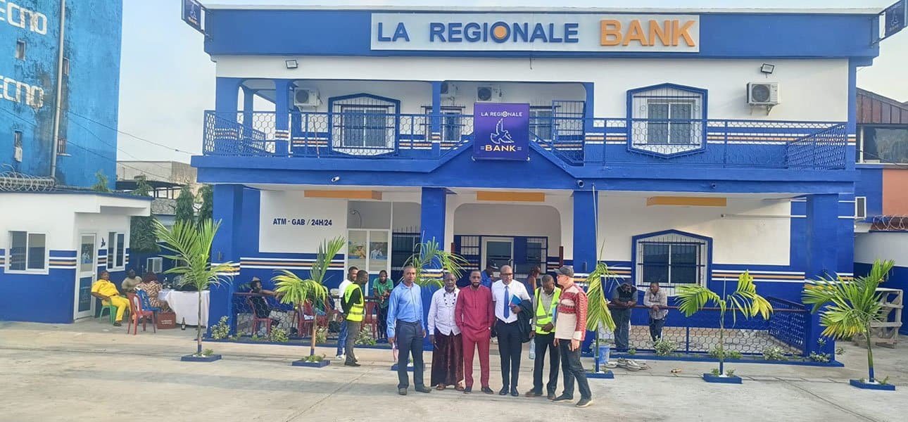 Vue d’ensemble de l’agence La Régionale Bank, de ses palmiers et de son parvis
