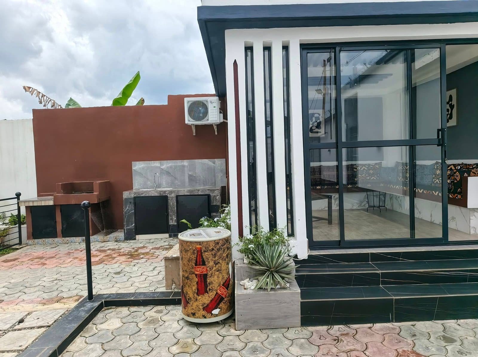Annexe vitrée de la villa et sa cour pavée