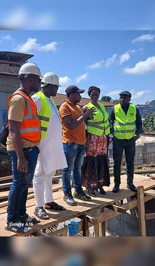 Visite de chantier : l’équipe NG Design en gilets et casques de sécurité sur une dalle en construction